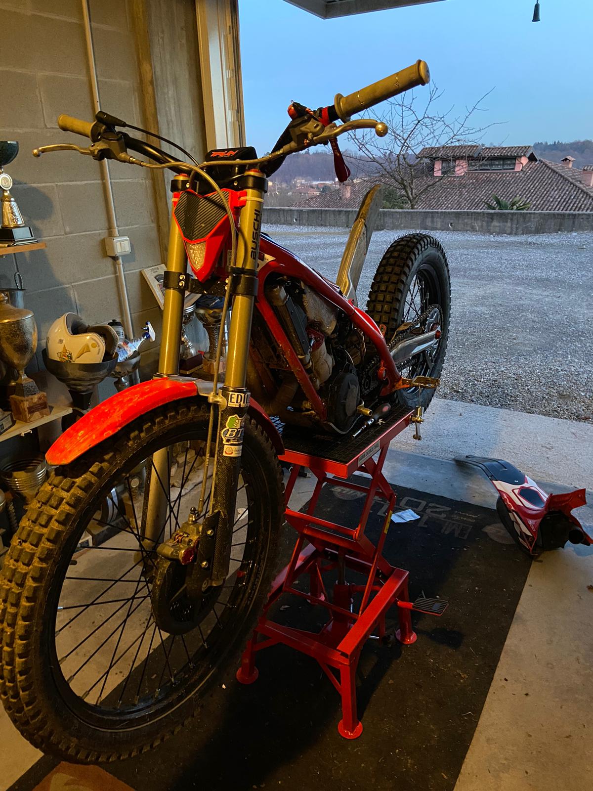 Wiltec Alzamoto Idraulico 135 kg 15-48 cm Pedana Moto