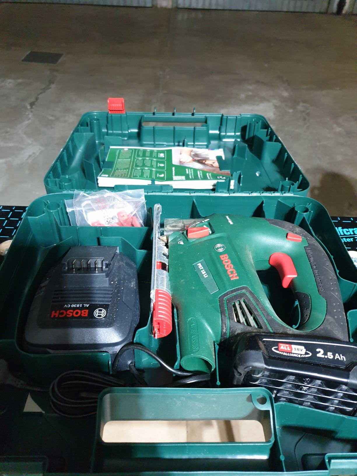 Bosch PST 18 LI Seghetto Alternativo 18V Set con Batteria