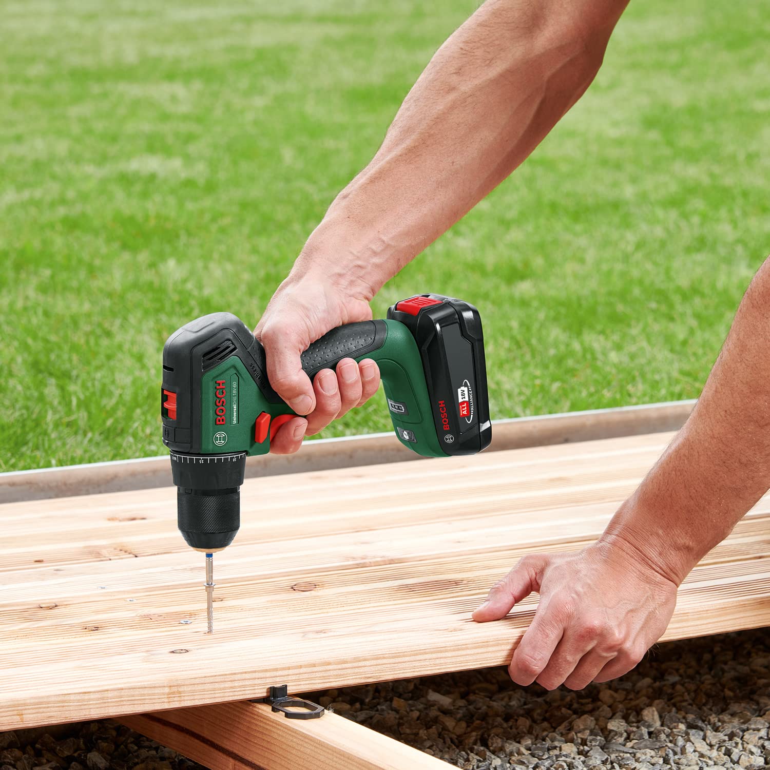 Bosch UniversalDrill 18V trapano avvitatore 18V set 2 batterie
