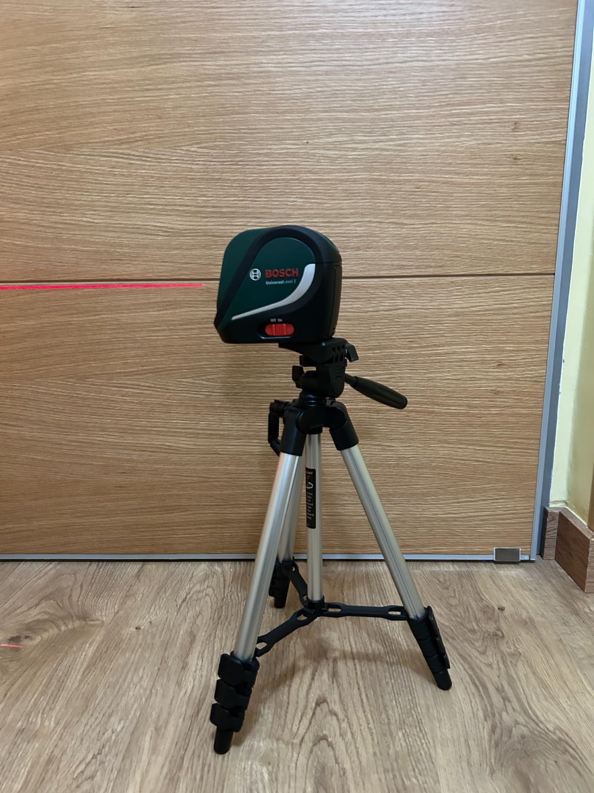 Bosch UniversalLevel 2 Livella Laser a Croce con Punti a Piombo