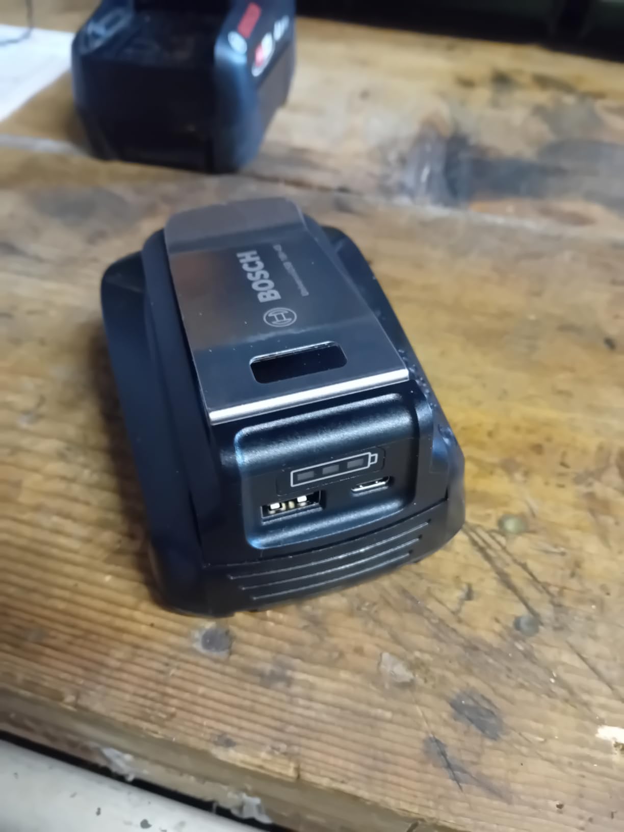 Bosch UniversalUSB 18V-45 adattatore USB per batterie 18V