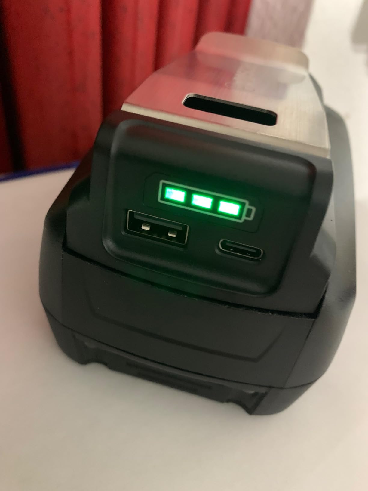 Bosch UniversalUSB 18V-45 adattatore USB per batterie 18V