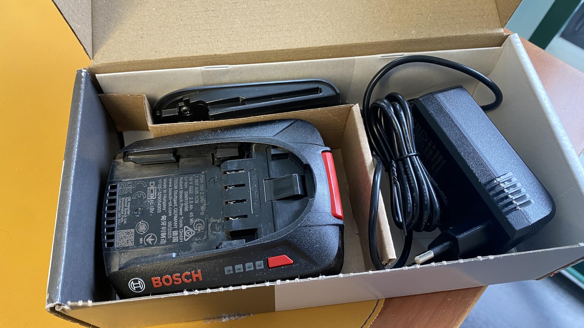 Bosch PBA 18V Starter Set batteria 2,5 Ah + caricabatterie