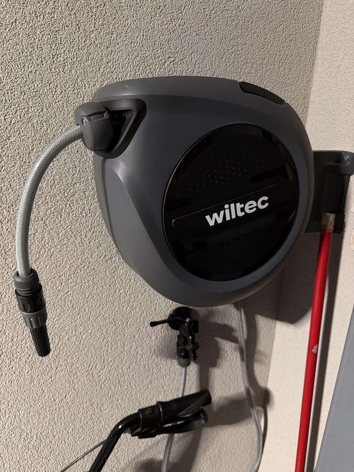 Wiltec XPOtool avvolgitubo automatico da parete 30 m con staffa 180°