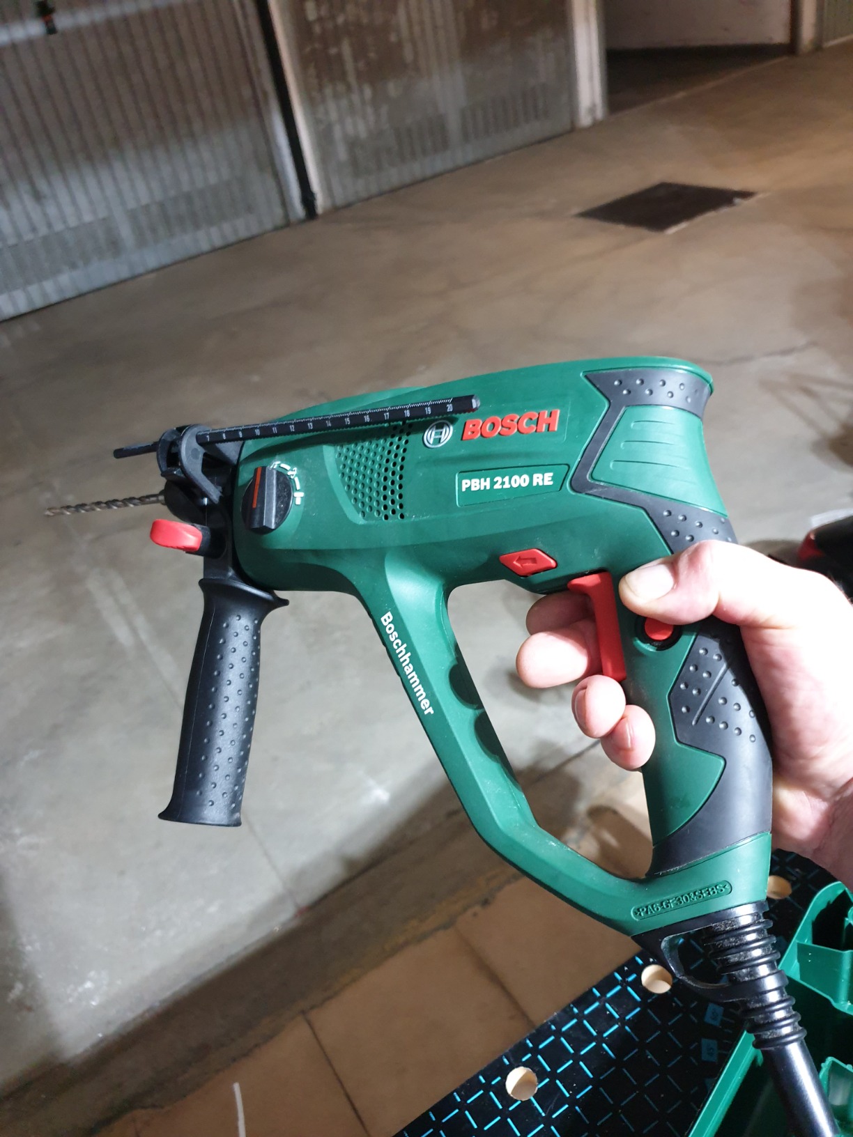 Bosch Universal 06033A9300 martello perforatore SDS-plus 550 W