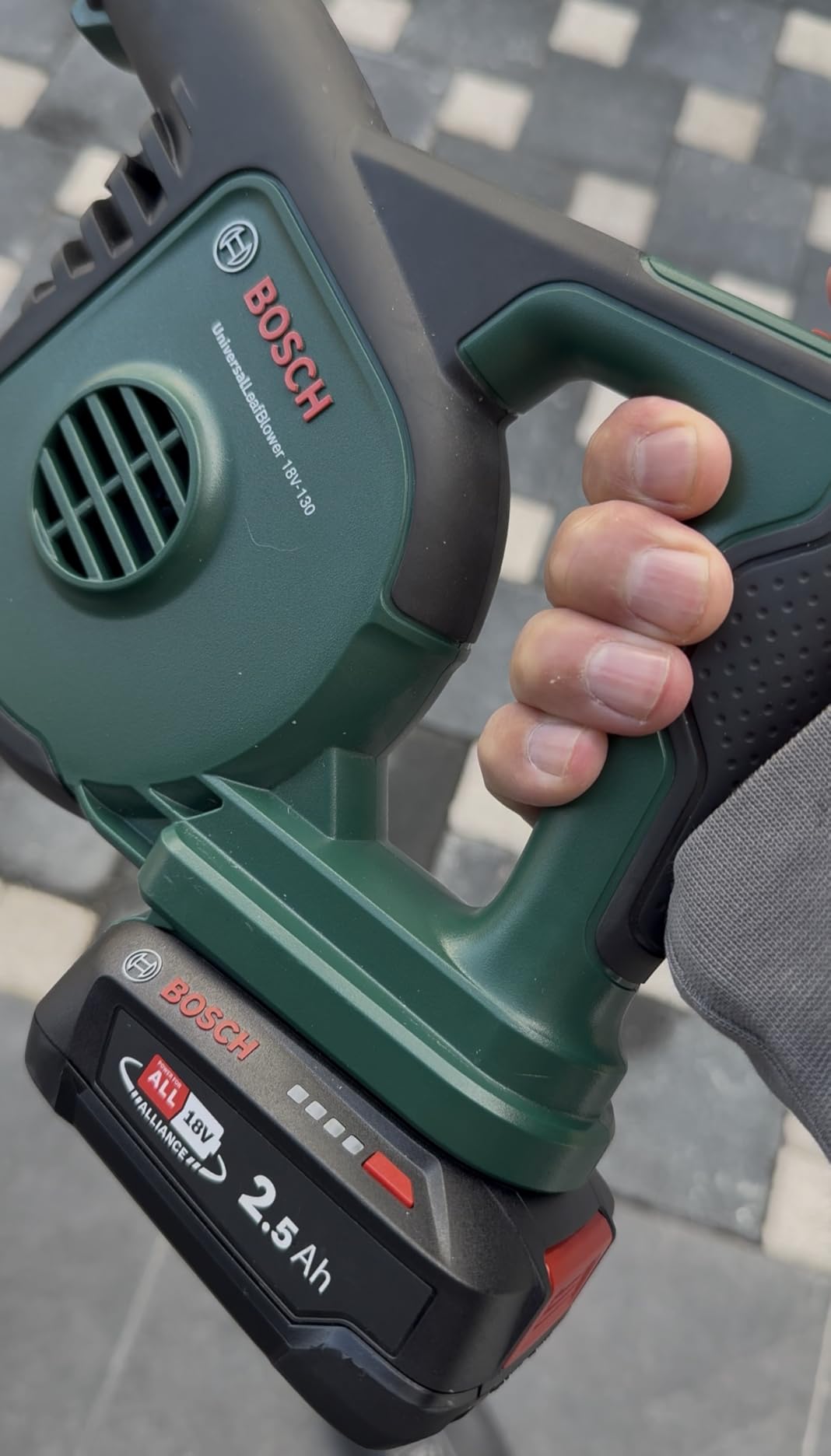 Bosch UniversalLeafBlower 18V-130 soffiatore batteria 2,5 Ah