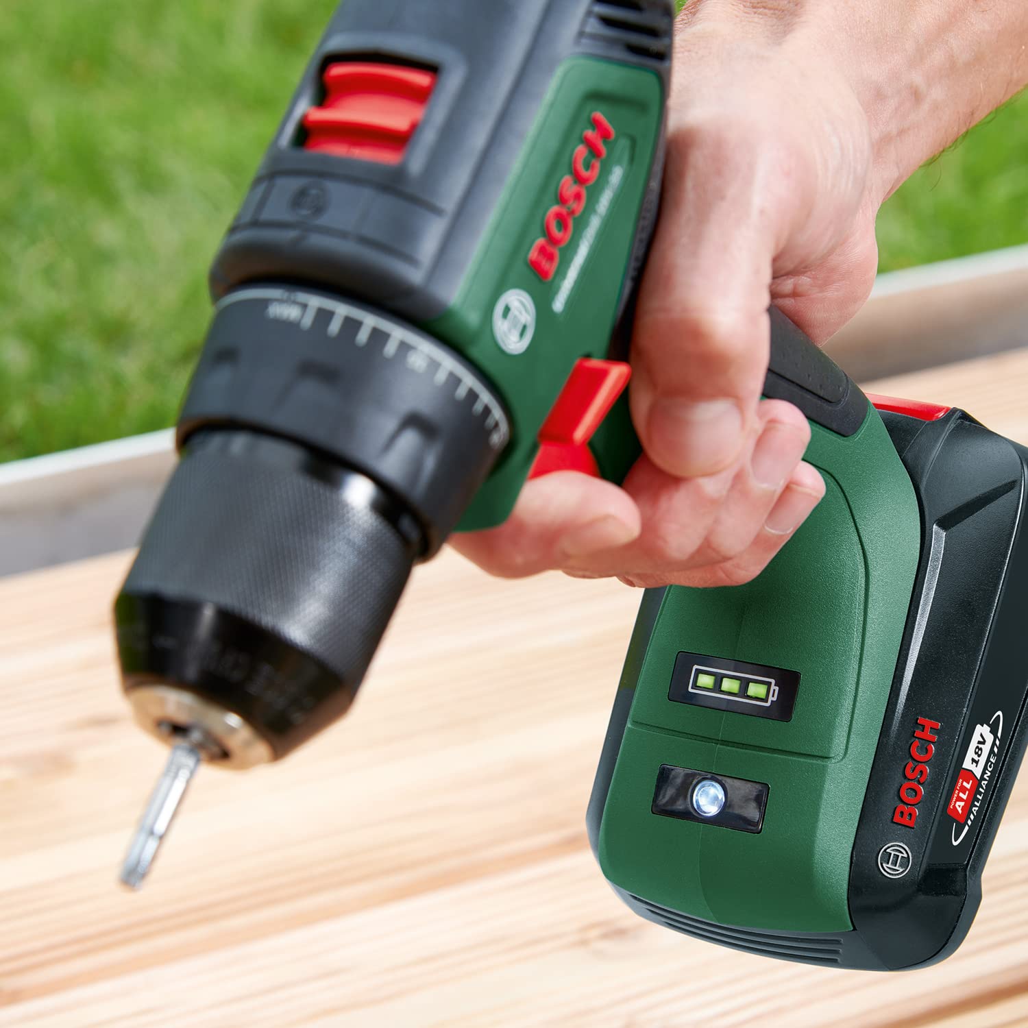 Bosch UniversalDrill 18V trapano avvitatore 18V set 2 batterie